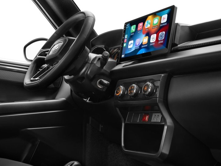 Extra Ligier-JS50-Sport-Pack Intense-Black Studio Interior-Details Carplay-1